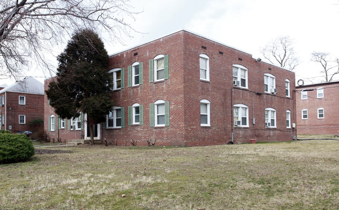 4800 Fairfax Dr in Arlington, VA - Building Photo