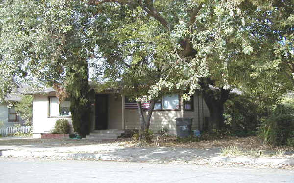 207 Benton St in Santa Rosa, CA - Foto de edificio - Building Photo