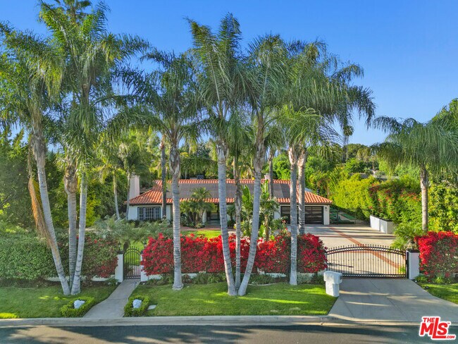 22653 Erwin St in Los Angeles, CA - Foto de edificio - Building Photo