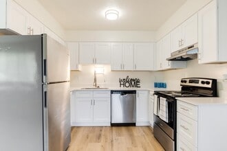 West Royal Apartments in Beaverton, OR - Building Photo - Building Photo