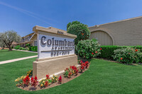 Columbard in Bakersfield, CA - Foto de edificio - Building Photo