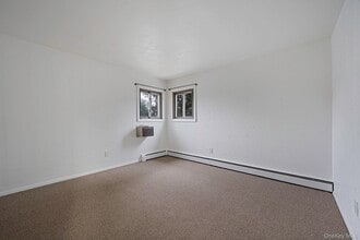 813 Windmill Ave in West Babylon, NY - Building Photo - Building Photo