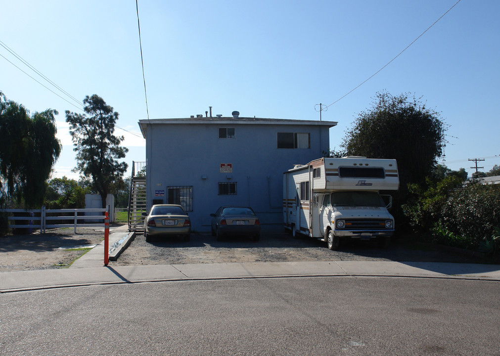 128 E Seaward Ave in San Ysidro, CA - Foto de edificio