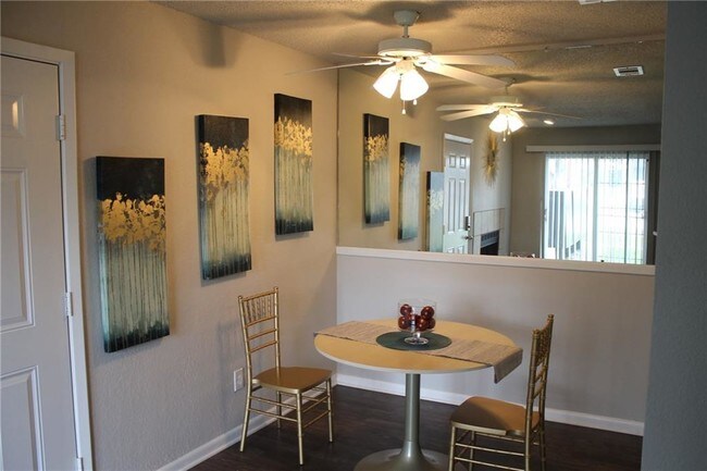 4502 Gaston Ave-Unit -107 in Dallas, TX - Foto de edificio - Building Photo