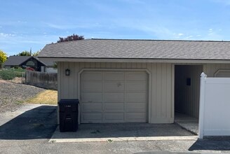 201 N 80th Ave, Unit B in Yakima, WA - Foto de edificio - Building Photo