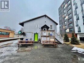 704 Brookfield Rd in Ottawa, ON - Building Photo