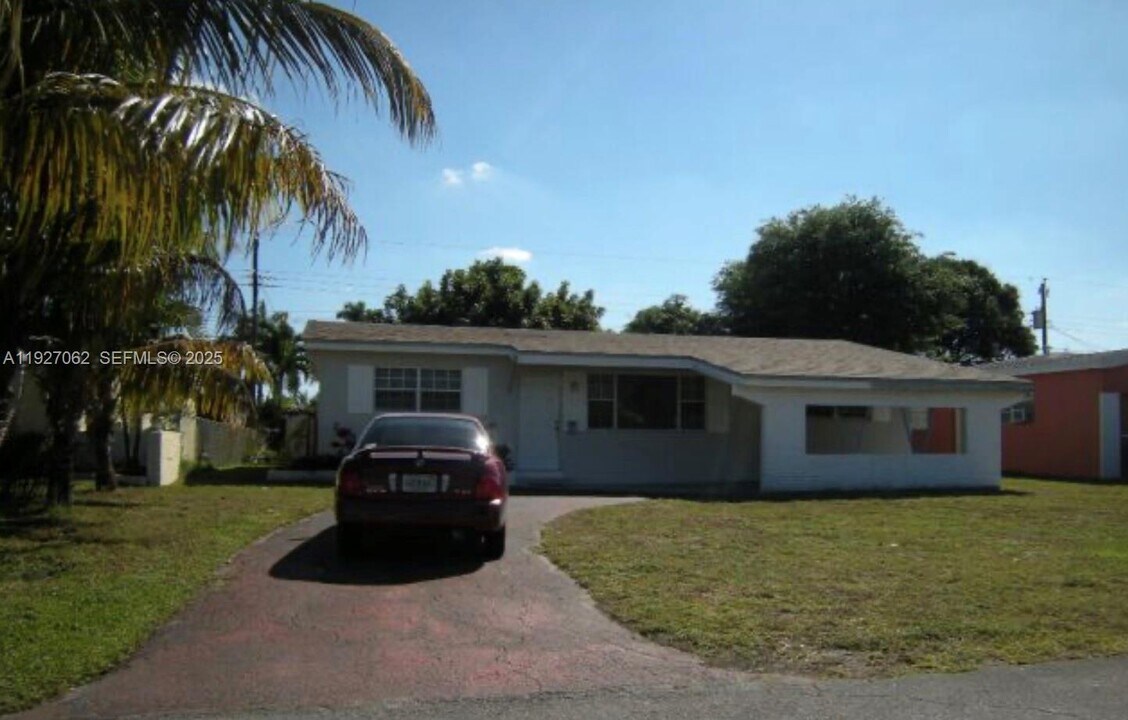 2619 Flamingo Dr in Miramar, FL - Building Photo