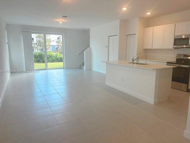 393 SE Crossoak Ln in Port St. Lucie, FL - Building Photo - Building Photo