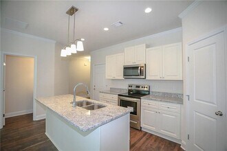 327 Cashes Ct in Lilburn, GA - Foto de edificio - Building Photo