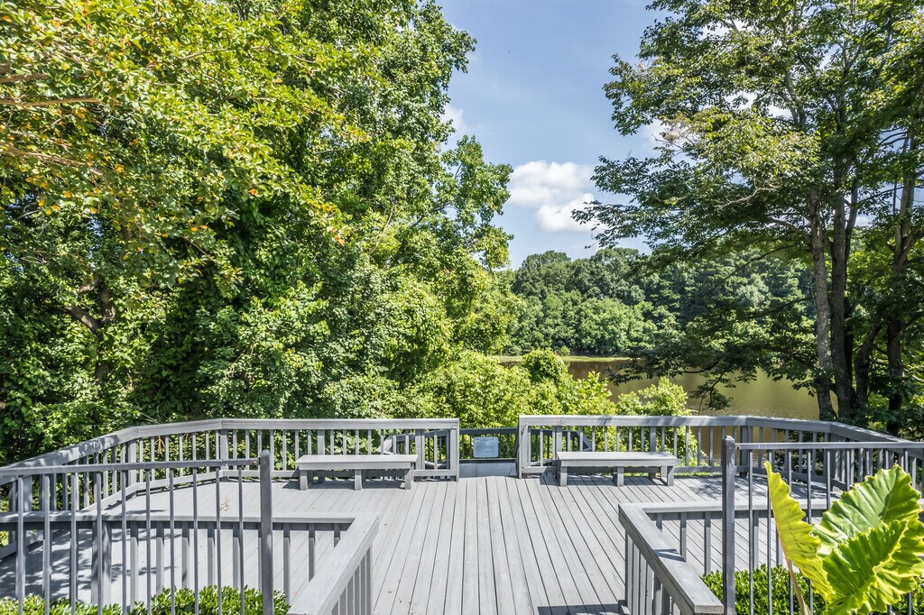 Shadow Lake Apartments in Flowood, MS
