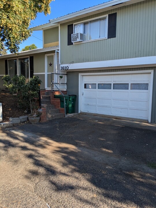 1610 Lakeview Ave, Unit 1610 in Klamath Falls, OR - Building Photo