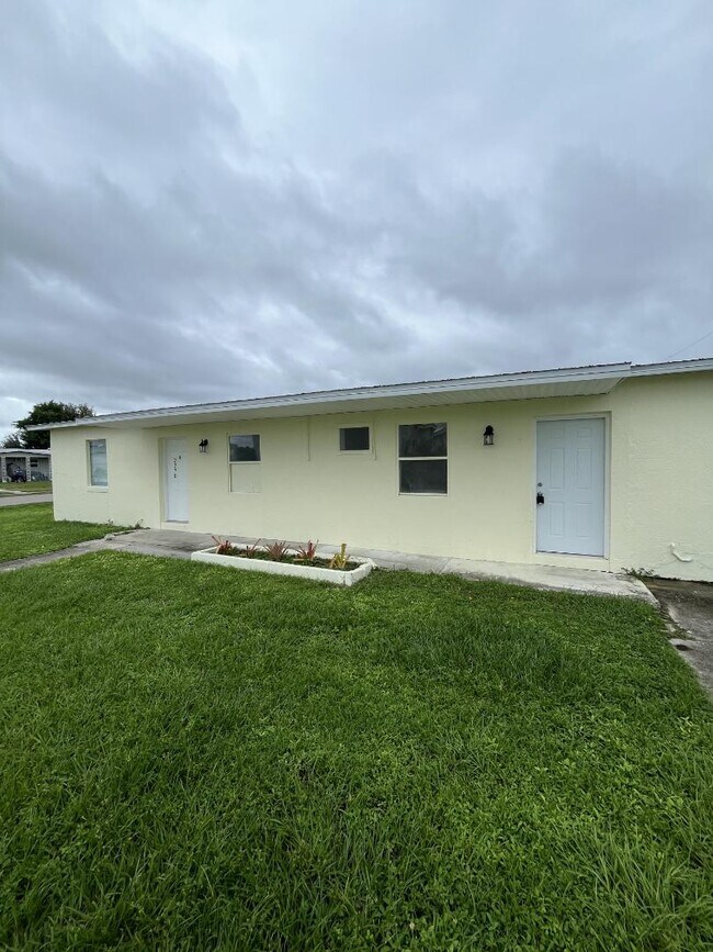 2270 Aaron St in Port Charlotte, FL - Building Photo - Building Photo
