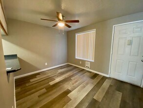 14304 E Burnside St in Portland, OR - Building Photo - Building Photo