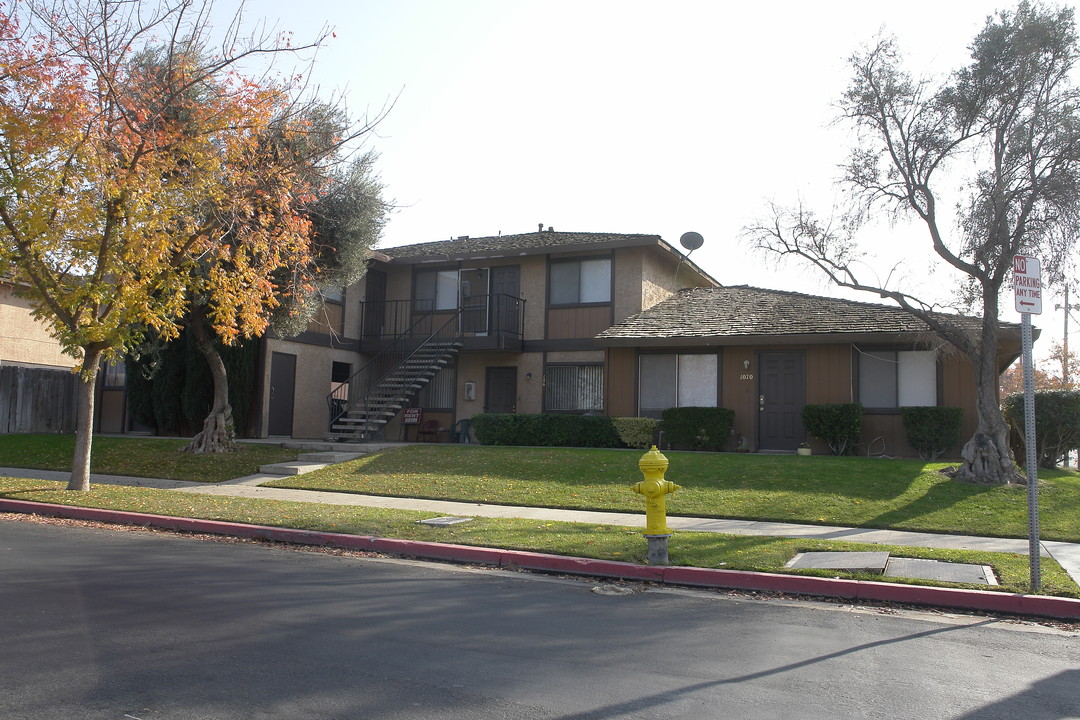 1040-1070 Buena Vista Dr in Merced, CA - Building Photo