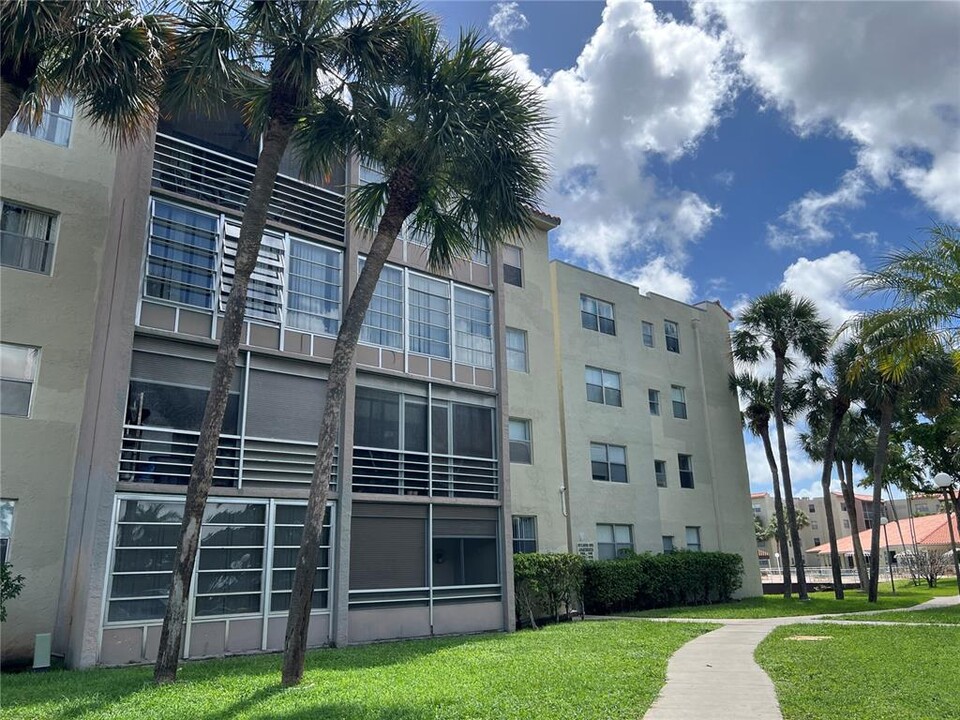 1800 N Lauderdale Ave, Unit 1300 in North Lauderdale, FL - Building Photo