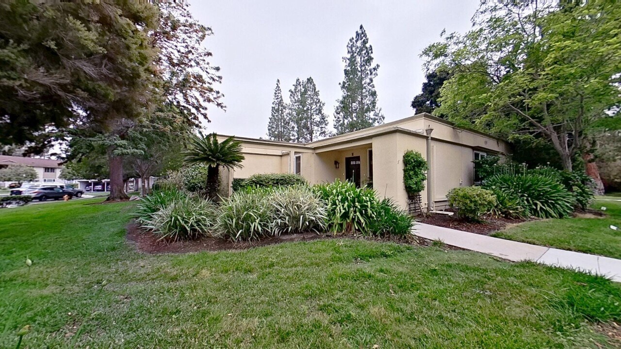123 Via Estrada in Laguna Woods, CA - Building Photo