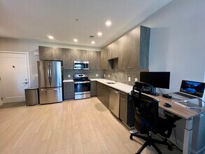989 S Buchanan St, Unit 214 in Arlington, VA - Building Photo - Building Photo