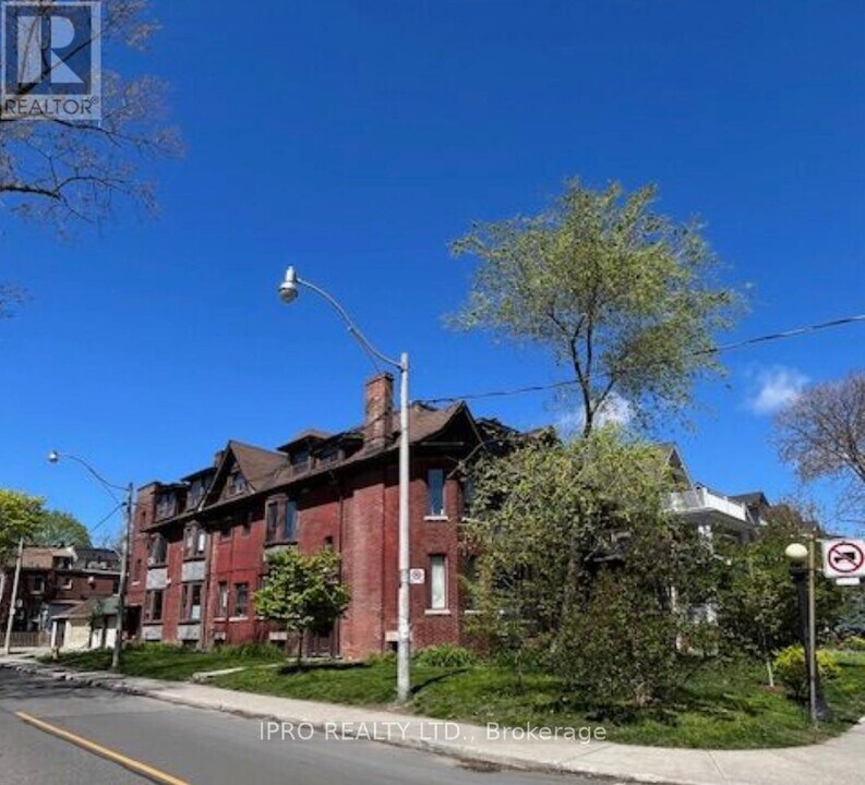 526 Palmerston Blvd in Toronto, ON - Building Photo