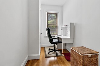 1805 Beacon St, Unit 2 in Brookline, MA - Foto de edificio - Building Photo