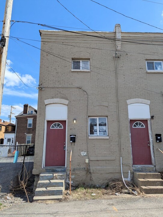 218 Joliet Way in Pittsburgh, PA - Building Photo