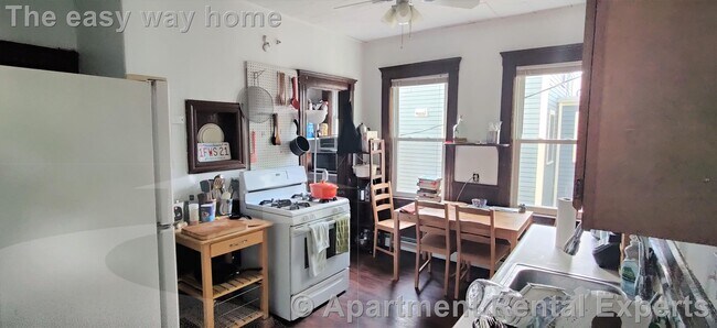 122 Columbia St, Unit #2 in Cambridge, MA - Foto de edificio - Building Photo