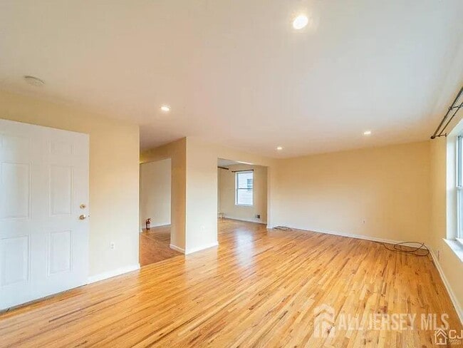 44 N Whittier St in Carteret, NJ - Building Photo - Building Photo