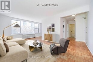 1545 Bathurst St in Toronto, ON - Building Photo