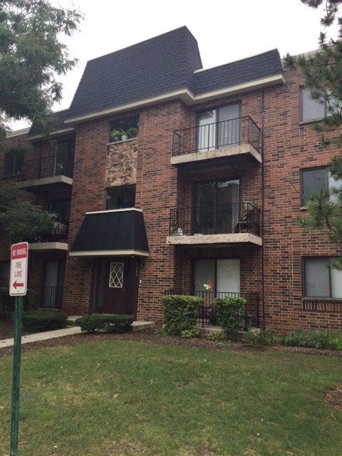 5405 Chateau Dr, Unit 5 in Rolling Meadows, IL - Building Photo