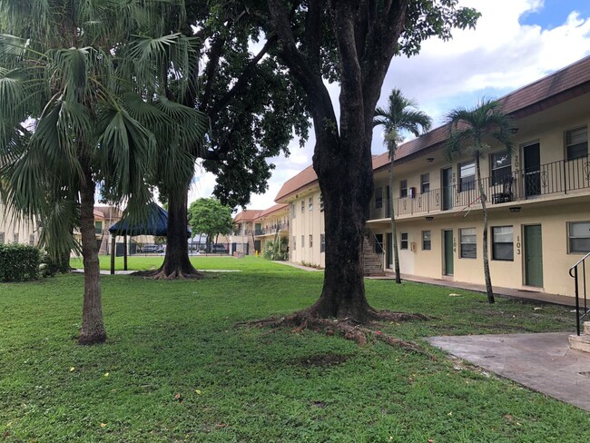 4800 NW 24th Ct in Lauderdale Lakes, FL - Building Photo - Building Photo