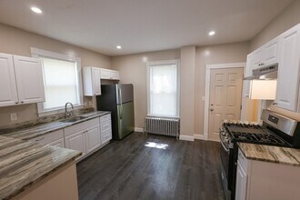 32 Robinson St, Unit 1 in Boston, MA - Building Photo - Building Photo