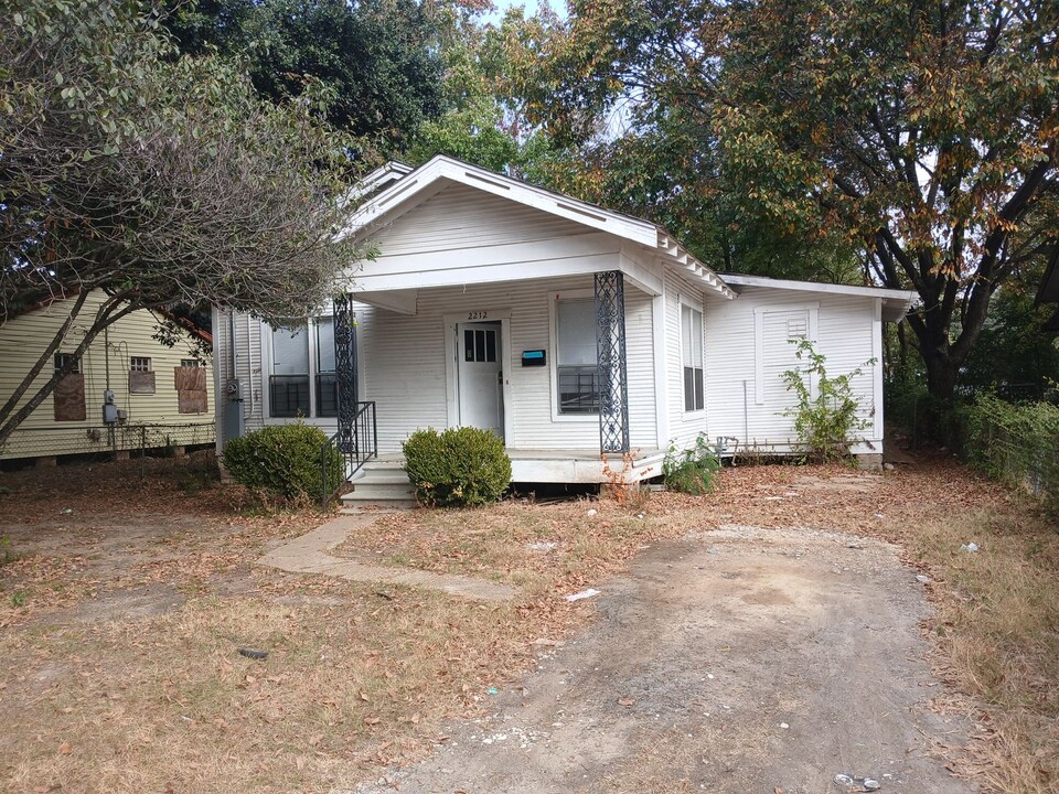 2212 Henrietta St in Shreveport, LA - Foto de edificio