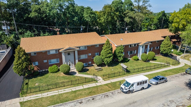 Williamsburg Apartments in Rockford, IL - Building Photo - Building Photo