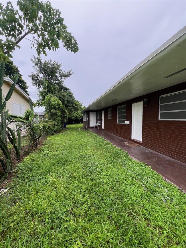 608 NW 3rd Ave in Hallandale Beach, FL - Building Photo - Building Photo