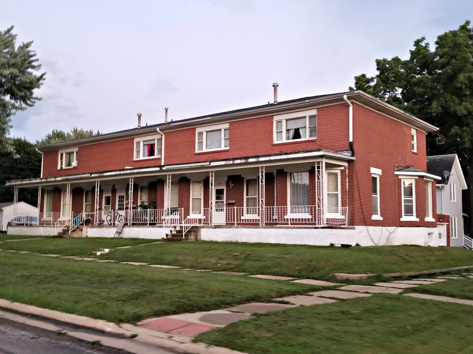 302 1st St SE in Oelwein, IA - Building Photo