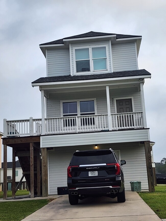 8802 Bent Oak Ln in Hitchcock, TX - Foto de edificio - Building Photo