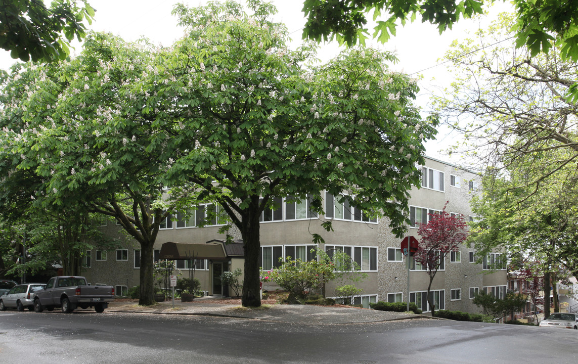 Corona Apartments in Seattle, WA - Building Photo