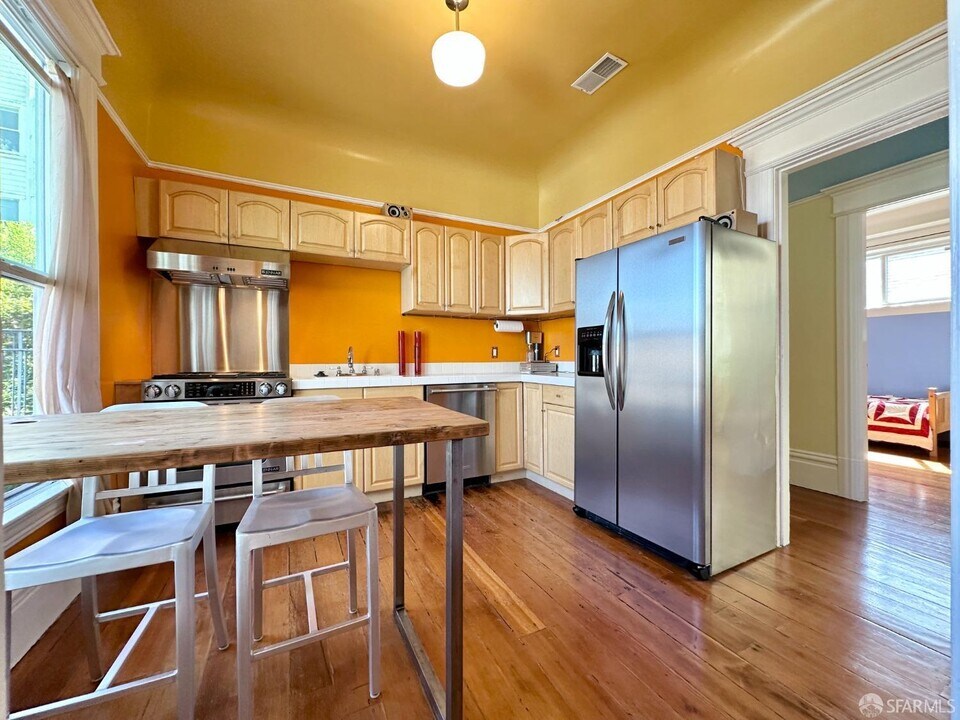 360 Lily St in San Francisco, CA - Building Photo