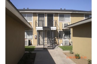 302 S Chestnut Ave in Fresno, CA - Foto de edificio - Building Photo