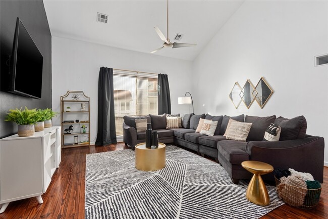 property at 2914 Commerce St