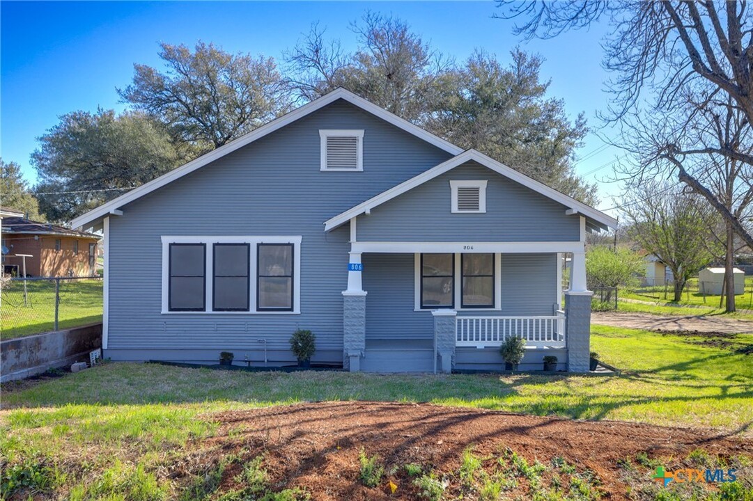 806 Lyons Ave in Schulenburg, TX - Building Photo