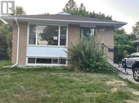 2365 Bostock Crescent in Mississauga, ON - Building Photo