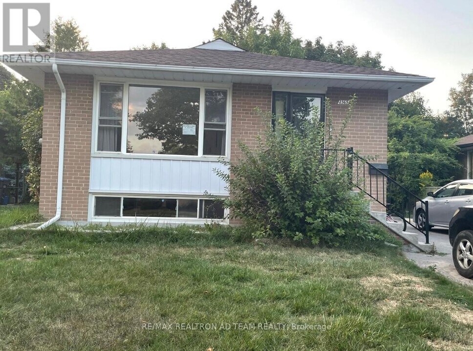 2365 Bostock Crescent in Mississauga, ON - Building Photo