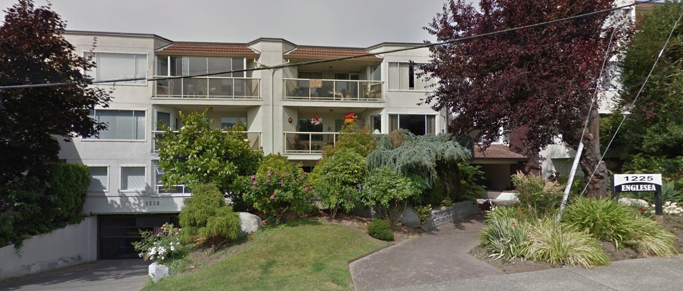 Englesea in White Rock, BC - Building Photo