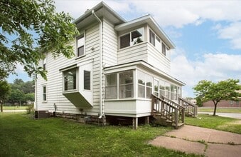 1401 Stout Rd in Menomonie, WI - Foto de edificio - Building Photo
