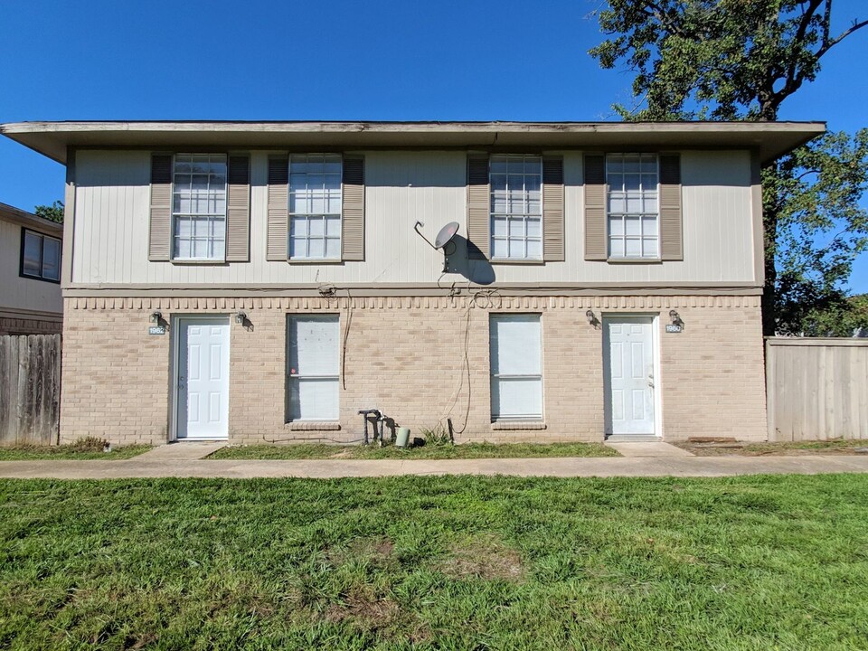 1960 Upland Dr in Houston, TX - Building Photo