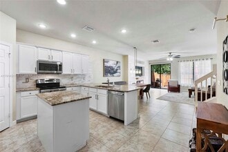 10450 Wellington Parc Dr in Wellington, FL - Foto de edificio - Building Photo