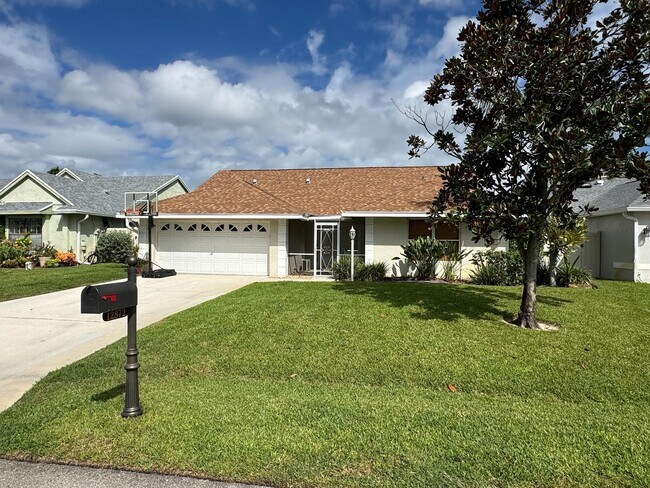 12872 Meadowbend Dr in Wellington, FL - Foto de edificio - Building Photo