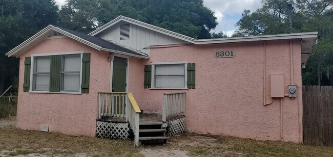 8301 N Hillsborough Ln in Tampa, FL - Building Photo - Building Photo