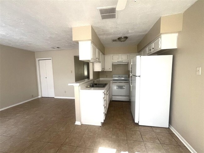 13573 Castilian Dr in Houston, TX - Building Photo - Building Photo