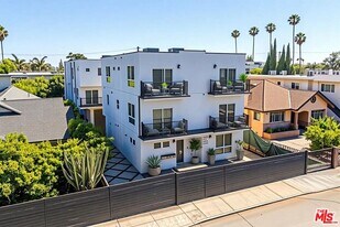 6021 1/2 Romaine St in Los Angeles, CA - Building Photo